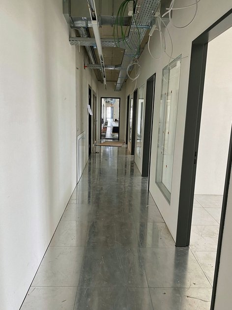 6. OG: Beleuchtung im Korridor in Arbeit